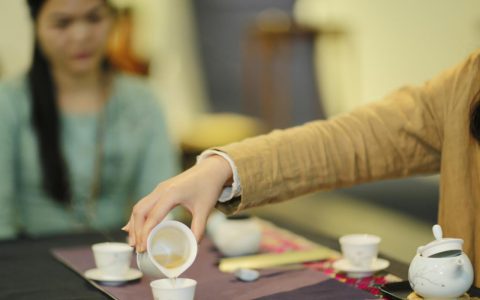 七分满，三分情！茶为什么要倒七分满的智慧解读