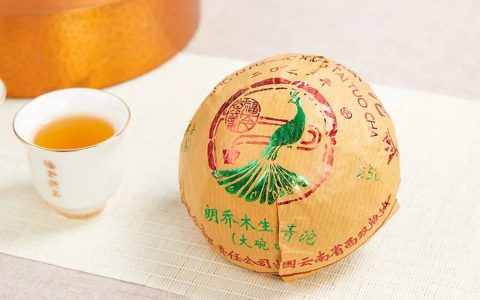 享受一杯香醇的茶香