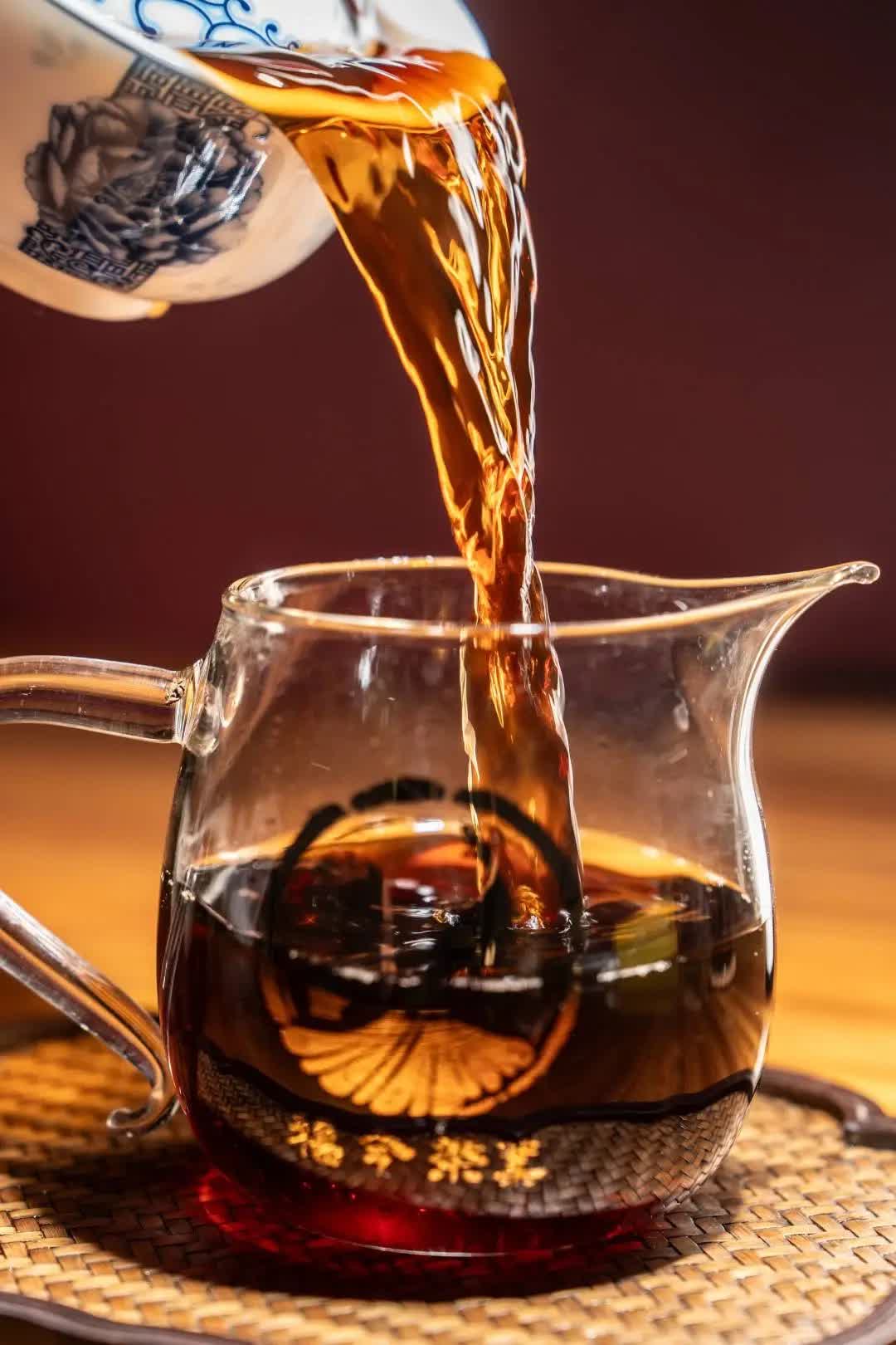 秋冬喝熟茶有这些好处？！倒满